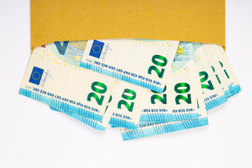 Billets de 20 euros dans une enveloppe