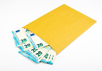 Billets de banque de 20 euros dans une enveloppe