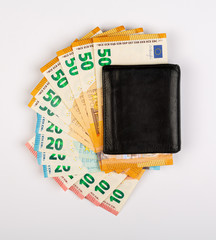 Liasse de billets en euros dans un porte monnaie