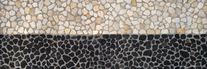 Steinwand Panorama Design mit zwei Streifen, oben hell mit beigen Steinen und unten dunkel mit schwarzen Steinen