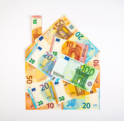 Maison remplie de billets de banque