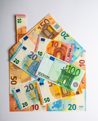 Illustration de maison fait avec des billets de banque