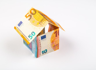 Maison faite avec des billets de banque