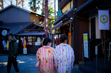 川越を散策する着物姿の女性達