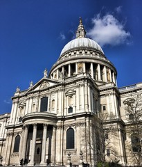 Fototapeta na wymiar A view of St Pauls Cathedral in London