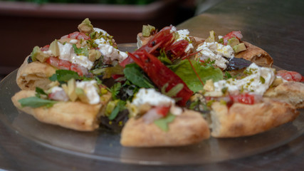 Foccaccia con pesce crudo 