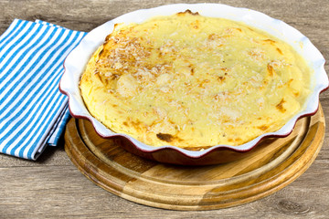 plat d'hachis parmentier sur une table