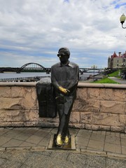 statue of soldiers