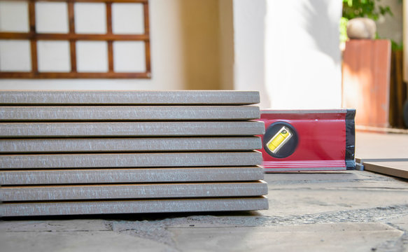 Baldosas apiladas para colocar sobre el suelo de una terraza.