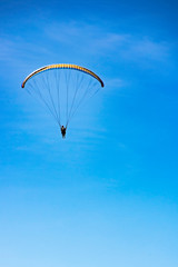 パラグライダーが青い空を背景に飛ぶ姿が気持ちよい夏の風景を表す王子ヶ岳の風景