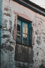 janela antiga azul
