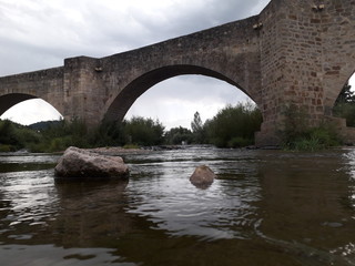 pont en pierre au dessus d'une rivière