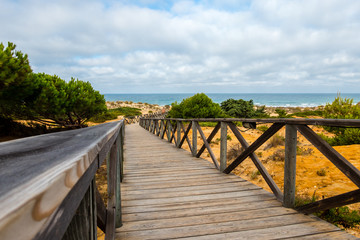 Obraz premium Wooden walkway that gives access to La Barrosa beach in Sancti Petri, Cadiz