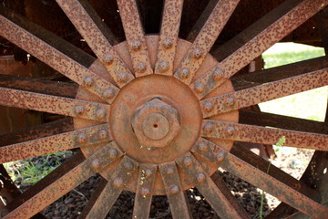 Vieille roue de charrette rouillée