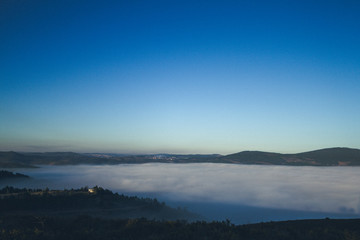 Fototapeta na wymiar uma paisagem com nevoeiro