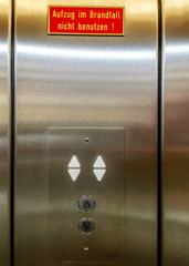 Fahrstuhl Tür aus Metall