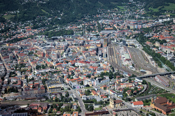 Obraz premium Flug über das Zentrum von Innsbruck in Oesterreich 5.7.2020