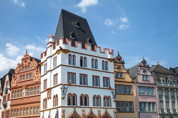 historische Fachwerkhäuser am Hauptmarkt in Trier , Rheinland Pfalz, Deutschland