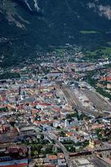 Flug über das Zentrum von Innsbruck in Oesterreich 5.7.2020