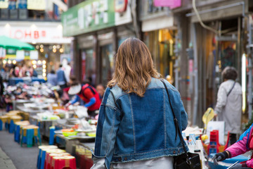 韓国旅行中の女性