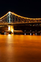 Fototapeta premium Illuminated Brisbane bridge at night