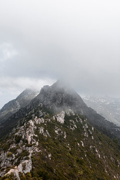 Paisaje de monta&ntilde;as con niebla