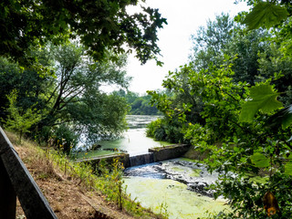 Fototapeta premium LAKESIDE WATERFALL