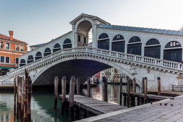 Fototapeta na wymiar View of the Rialto bridge empty in the morning during the COVID19