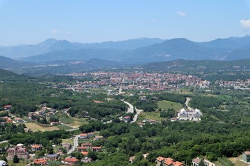 Fototapeta na wymiar Pesche - Panorama di Isernia dal borgo