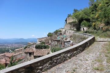 Fototapeta premium Pesche - Scorcio del borgo dal sentiero
