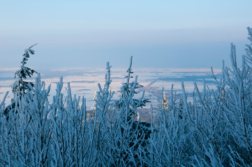Zimowy widok ze szczytu na doliny - obrazy, fototapety, plakaty