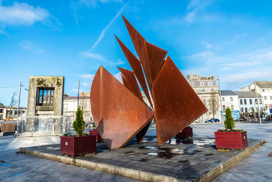 Fountain depicting Galway Hookers in Galway, Ireland
