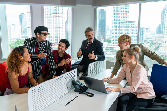 Group Of Cheerful Multiethnic Business People, Company Staff, And Workers In A Modern Office. A Successful Diverse Team Of LGBT Encourages One Another At The Workplace. Concept Of Gender Equality. 