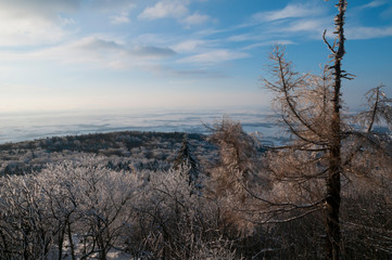 Zimowy widok ze szczytu na doliny - obrazy, fototapety, plakaty