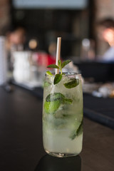 Mojito clásico en mesa de bar 