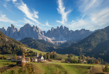 Italy, Santa Maddalena, Val di Funes (Funes Valley), Trentino-Alto Adige Region, Mountain range overlooking green valley