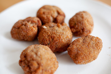 Polpette di carne, pinoli, e pan grattato