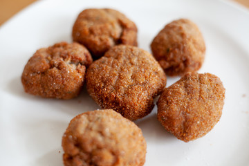 Polpette di carne, pinoli, e pan grattato