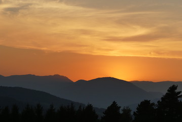 Obraz premium prachtvoller Sonnenuntergang in den Bergen