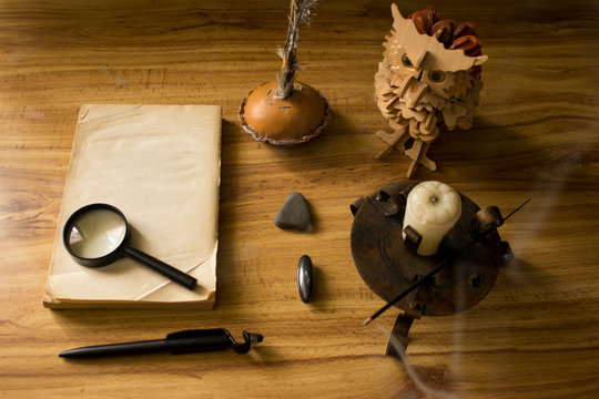 LIBRO ANTIGUO CON LUPA, CAF&Eacute; E INCIENSO