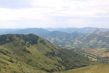 Fototapeta na wymiar La vue depuis le Plomb du Cantal