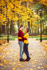Obraz premium happy young couple on a walk in the autumn Park. Date in the fall.
