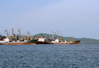 Obraz premium Cargo ships are in port for loading.