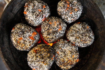 炭火で焼いたゴマ鮭おにぎり（青森県）