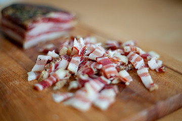 Pancetta e guanciale tagliati a strisce per aperitivo o snack a base di taglieri di salumi e formaggi