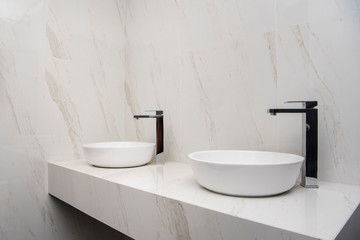 Naklejka na ściany i meble Baño de lujo con dos lavabos y acabados de marmol