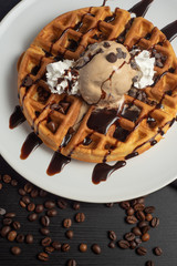 waffle con helado de cafe, bañado con fodge de chocolate