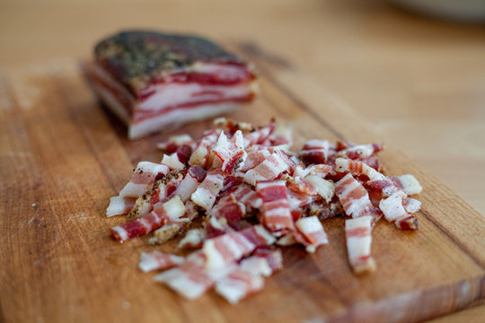 Pancetta e guanciale tagliati a strisce per aperitivo o snack a base di taglieri di salumi e formaggi