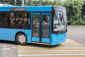 Fototapeta na wymiar bus moves along a city street at the crossroads.