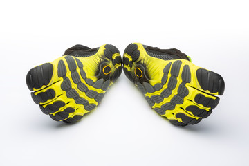 Barfuss Schuhe mit gelb/grauer Schuhsohle, weisser Hintergrund